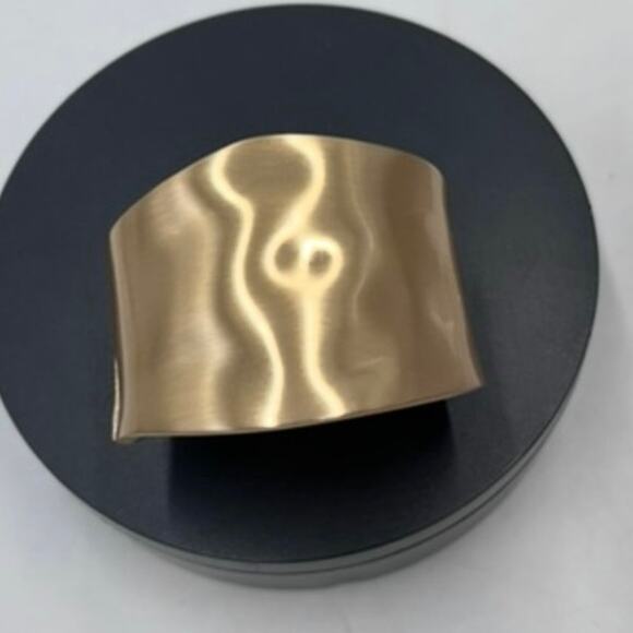 BESQU Matte Gold Women Fashion Chunky Hammered Irregular Wrist Cuff Bracelet - Picture 2 of 8